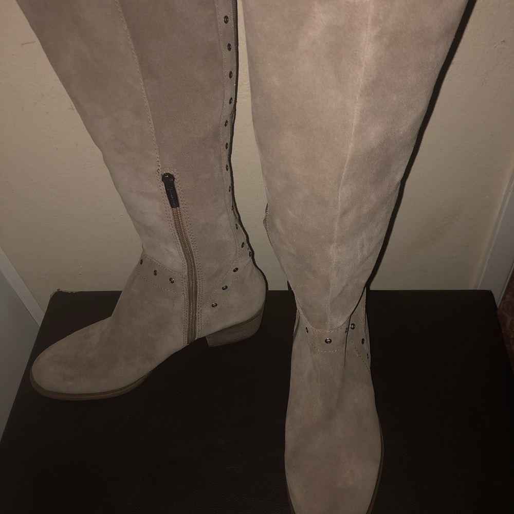 Boots - Picture 5 of 6